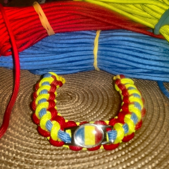 🇷🇴NWOT ... 🇷🇴 Romania/ 🇷🇴Romanian🇷🇴 Paracord Bracelet - Picture 2 of 5
